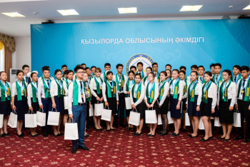 Фотография к новости: Крымбек Кушербаев встретился с одаренными школьниками Кызылординской области