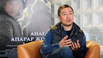 Фотография к новости: Акан Сатаев принял участие в популярном челлендже "Тұлпар мініп, ту алған"