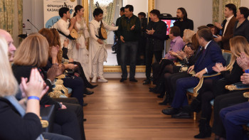 Фотография к новости: Казахстанские дизайнеры представили коллекции в национальном стиле в Париже 