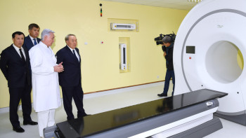 Фотография к новости: Назарбаев посетил центр томотерапии и ядерной медицины в Астане