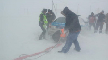 Фотография к новости: Почти 80 машин вызволили из снежного плена в Западно-Казахстанской области