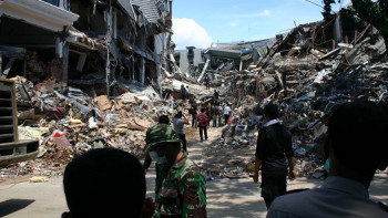 Фотография к новости: Число жертв землетрясения в Индонезии достигло около 400