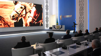 Фотография к новости: Назарбаев посетил презентацию документальной трилогии "Equus: История Лошади"