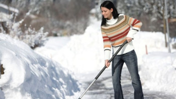 Фотография к новости: Молодёжь столицы помогает пенсионерам с уборкой снега