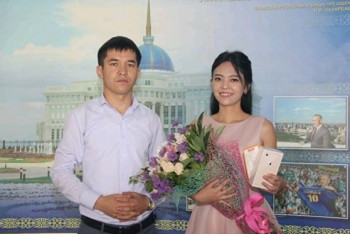 Фотография к новости: Набравшей 140 баллов на ЕНТ алматинке вручили iPhone 