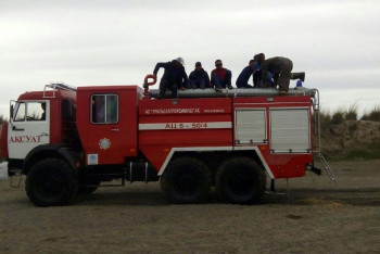 Фотография к новости: Сельчан, не сумевших переехать на тракторе через реку, спасли в ВКО