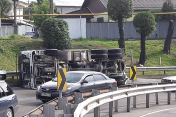 Фотография к новости: Перевернувшаяся бетономешалка залила бетоном дорогу в Алматы