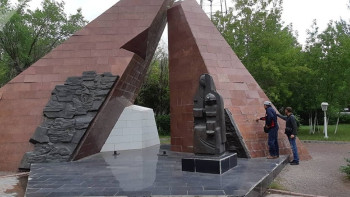 Фотография к новости: Памятник погибшим шахтёрам разграбили в Караганде 