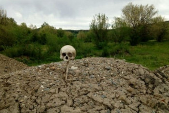 Фотография к новости: Человеческие черепа и кости обнаружили экологи на свалке Усть-Каменогорска