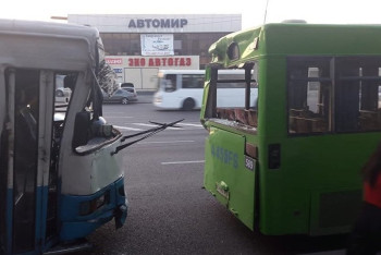 Фотография к новости: Два автобуса столкнулись в Алматы, есть пострадавшие