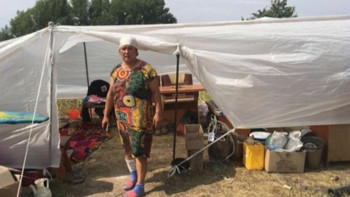 Фотография к новости: Лишившиеся дома погорельцы вынуждены жить в палатке в Актобе