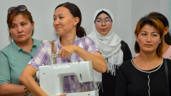 Фотография к новости: Посол ОАЭ подарил 100 швейных машин малоимущим семьям Астаны 