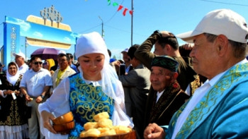 Фотография к новости: Гигантский этноаул на сто юрт открыли для гостей фестиваля в Прииртышье 