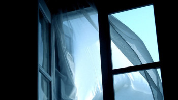 Фотография к новости: Еще двое детей выпали из окон в Карагандинской области 