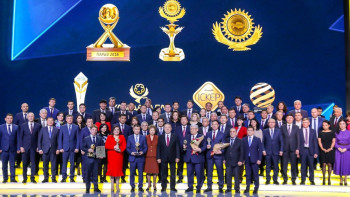 Фотография к новости: Назарбаев вручил награды лауреатам специальных премий "Алтын сапа"