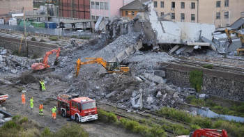 Фотография к новости: Десятки людей могут оставаться под завалами рухнувшего моста в итальянском Генуе