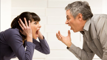 Фотография к новости: Папкой по лицу наказывала подчинённых руководитель отдела культуры в Акмолинской области