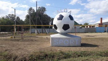 Фотография к новости: Трёхметровый памятник футбольному мячу появился в Актюбинской области