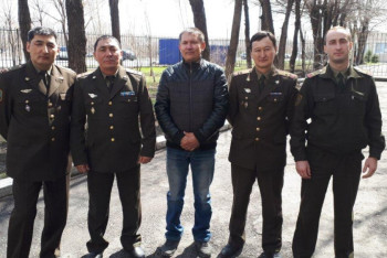 Фотография к новости: Пожарный чудом спас упавших в Иртыш женщину и ребёнка в ВКО