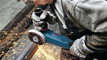 Фотография к новости: Заборы демонтируют перед РОВД в Алматы 