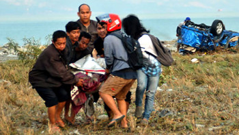 Фотография к новости: Больше 380 человек погибли в результате землетрясения и цунами в Индонезии 