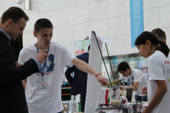 Фотография к новости: Универсальный протез руки разработали казахстанские школьники 