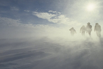 Фотография к новости: Застрявшую в степи с тремя детьми женщину эвакуировали жамбылские спасатели 
