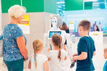 Фотография к новости: Выставка роботов в Астане: нейроинтерфейсы, тесла-шоу и робот-предсказатель!