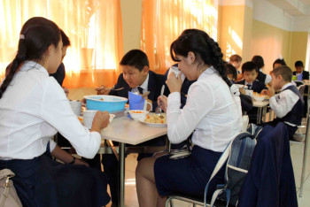 Фотография к новости: Бесплатное питание для учеников начальных классов предлагают возобновить в Казахстане 