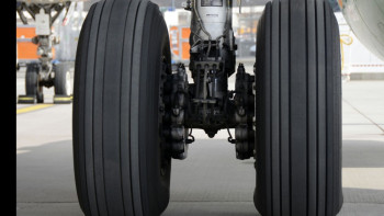 Фотография к новости: При посадке в аэропорту Алматы у самолёта задымилось шасси