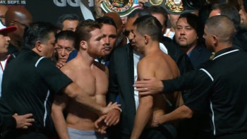 Фотография к новости: Потасовкой едва не закончилось взвешивание Головкина и Альвареса перед боем