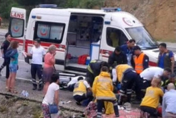 Фотография к новости: Автобус с гражданами Узбекистана перевернулся на трассе в Жамбылской области: двое погибли