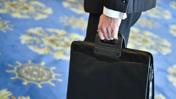 Фотография к новости: Уволенный экс-аким Усть-Каменогорска покинул город  