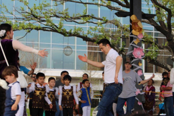 Фотография к новости: Наурыз по-техасски: Две тысячи казахов станцевали қара жорға в Хьюстоне