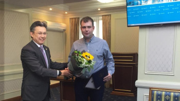 Фотография к новости: Бахыт Султанов наградил героя за спасение выпавшего из окна ребёнка   