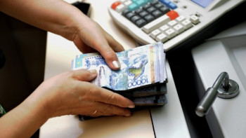 Фотография к новости: Работникам свыше 1700 предприятий Атырауской области повысят зарплату в 2019 году