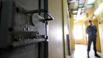 Фотография к новости: В Уральске подозреваемого в причинении тяжкого вреда здоровью по ошибке выпустили на свободу