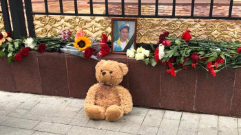 Фотография к новости: Память Дениса Тена почтили у посольства Казахстана в Москве