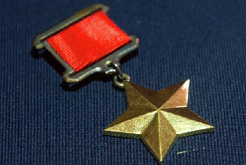 Фотография к новости: Найденные награды героев Советского Союза получат их родственники