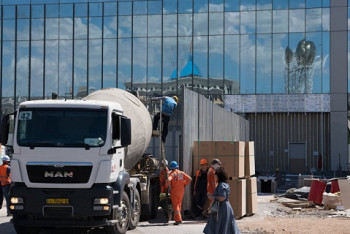 Фотография к новости: В ситуацию с уволенными рабочими "Абу-Даби Плаза" вмешался омбудсмен    