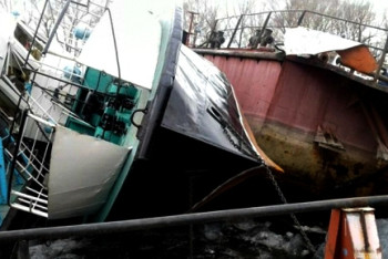 Фотография к новости: После взрывных работ лёд столкнулся с грузовыми судами в Семее