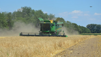 Фотография к новости: Полностью автоматизированный комбайн показали в агропарке "Каскелен"