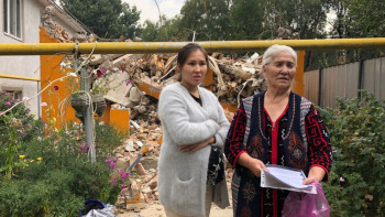 Фотография к новости: Соседи оставили 70-летнюю пенсионерку без жилья и намерены отнять землю в Алматы