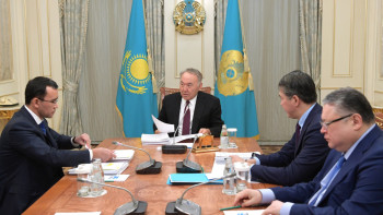 Фотография к новости: Ашимбаев доложил Назарбаеву о ходе подготовки  к проведению XVIII съезда партии