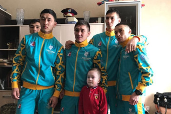 Фотография к новости: Деньги тяжелобольному ребенку из Щучинска передали боксеры Astana Arlans