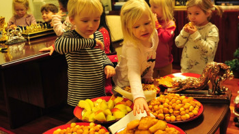 Фотография к новости: Шестилетний казахстанец устроил экскурсию для норвежских детей в посольство РК