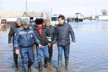 Фотография к новости: В селе Карагандинской области борются с разливом реки