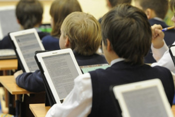 Фотография к новости: Планшеты вместо учебников: казахстанским школьникам могут облегчить рюкзаки