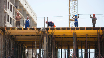 Фотография к новости: "Нұрлы жер" и "7-20-25" позволили повысить уровень ввода жилья в Алматы – Байбек