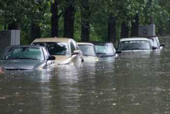Фотография к новости: Люди не могут добраться до работы из-за потопа в Темиртау
